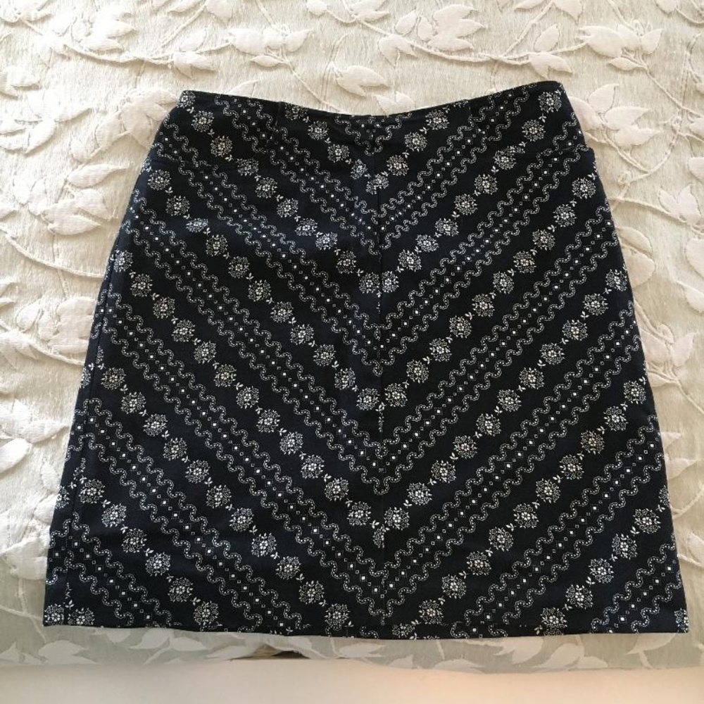 Ann Taylor LOFT navy and white skirt